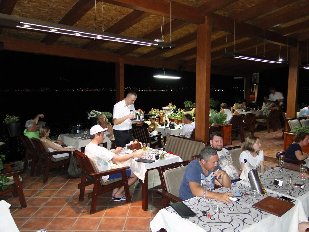 Hotel Anderba Krasići Bagian luar foto